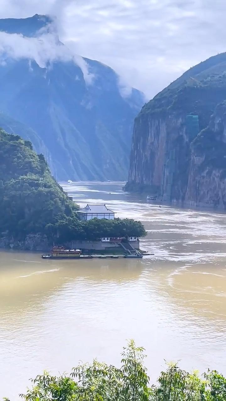 长江水变“天然空调”优势明显。从环保角度看，它全过程只交换能量，不消耗水资源，还