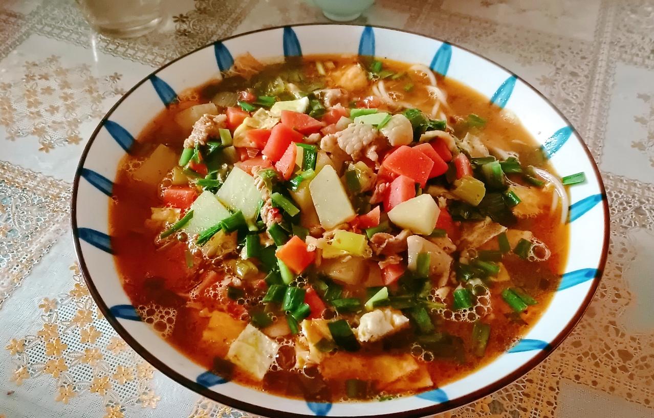 今天下雨很冷的，吃一碗热热呼呼的臊子面。