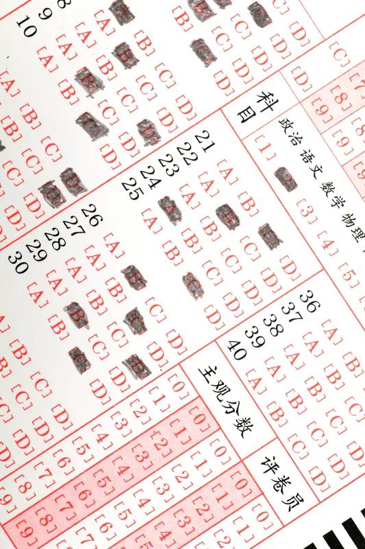 男生考完语文称太简单还建议加难度，这事儿在网上可炸开锅了。有人觉得这是学霸发言，