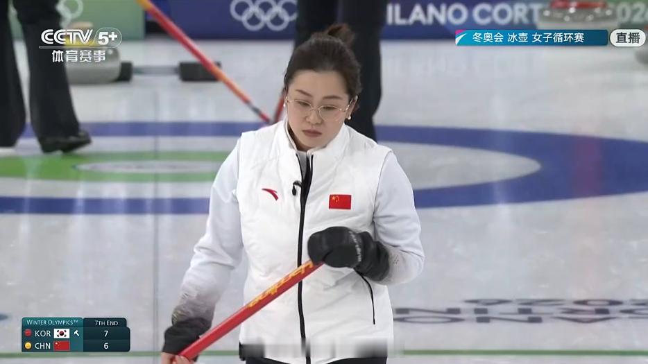 女子冰壶中国vs韩国 中国队偷分成功，比分来到中国队6比7，只落后1分了 