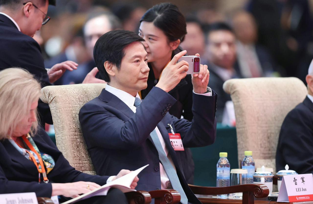 这是雷军在参加会议时使用小米17 Pro Max的照片，真没有想到，雷军身价都已