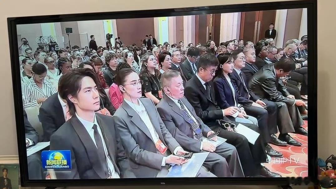 宋佳王一博 体制内姐弟谁懂啊！在cctv看到王一博的含金量，镜头一转看到他脸的那
