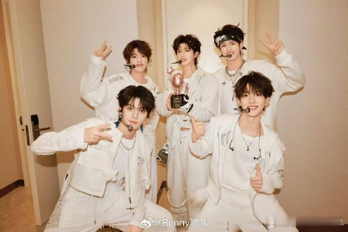 登陆少年弹幕区全是宝宝“宝宝好想你”的弹幕让我意识到，简单的关心足以让人心里暖洋