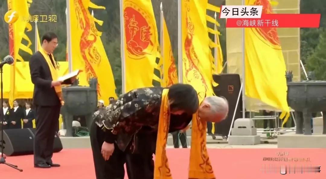 2024清明公祭轩辕黄帝典礼，郁慕明 黄智贤鞠躬并敬献花篮，为认祖归宗的统派爱国
