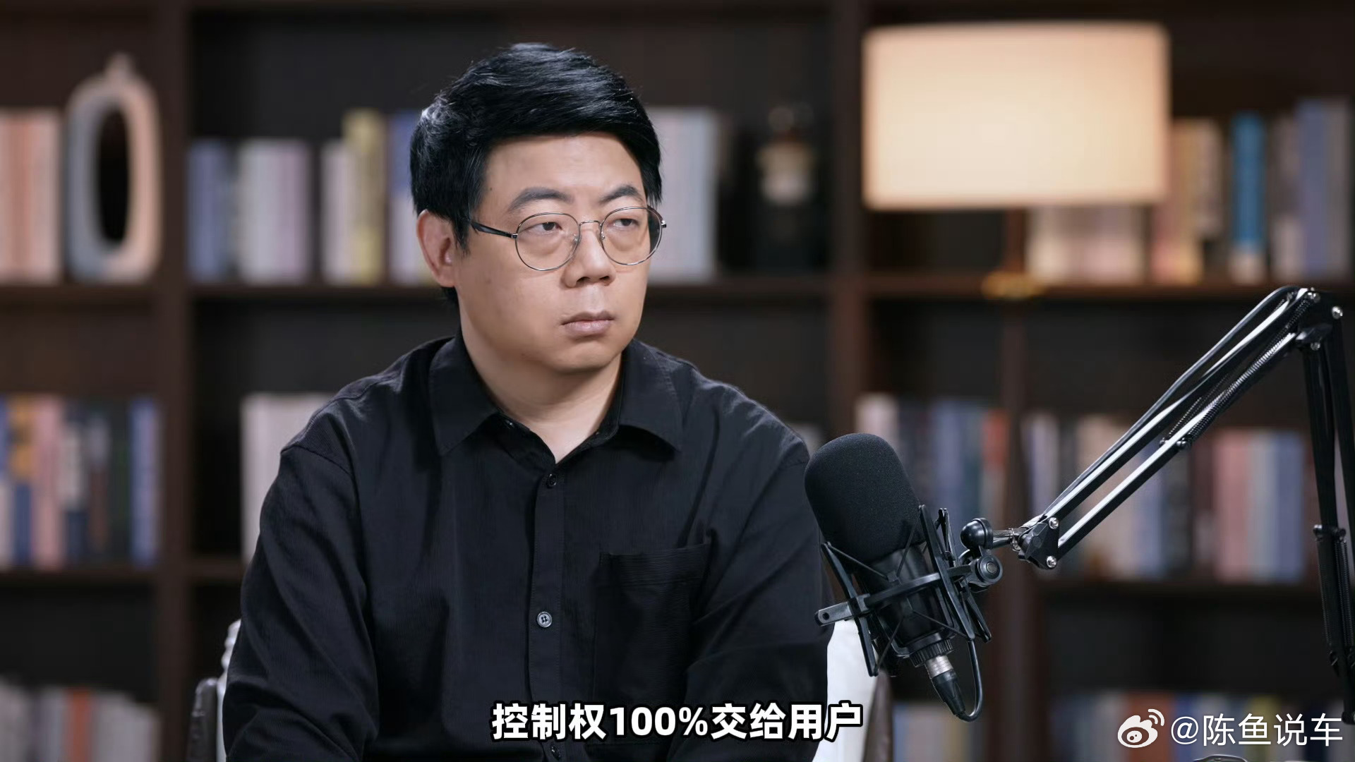 不少朋友想入手AI眼镜，但很容易忽略隐私大坑。眼镜时时刻刻感知周围，不光你的信息