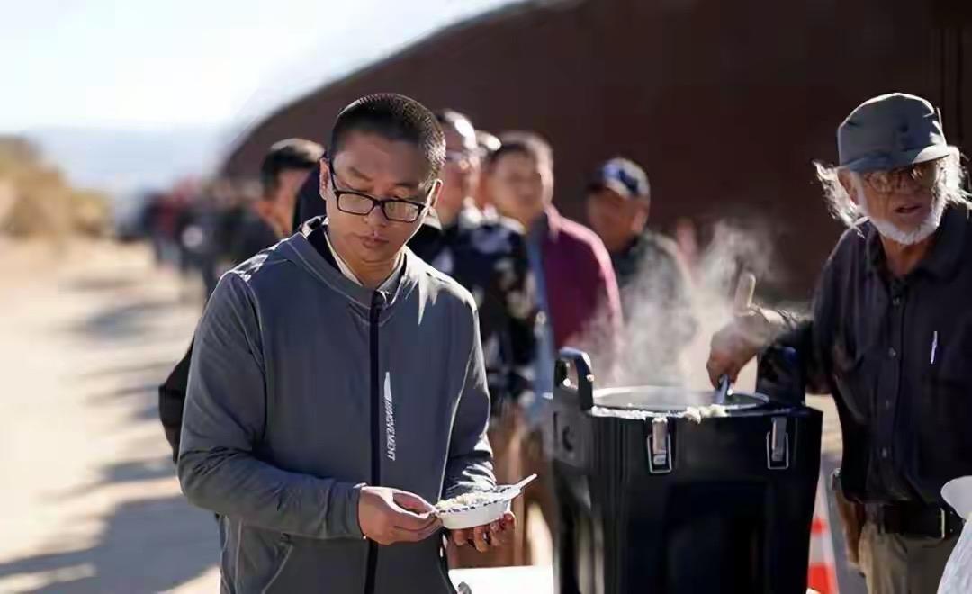 移民美国也会活得很累吗？

东方人（中国，含日本韩国，不含朝鲜，也含南亚印度人，
