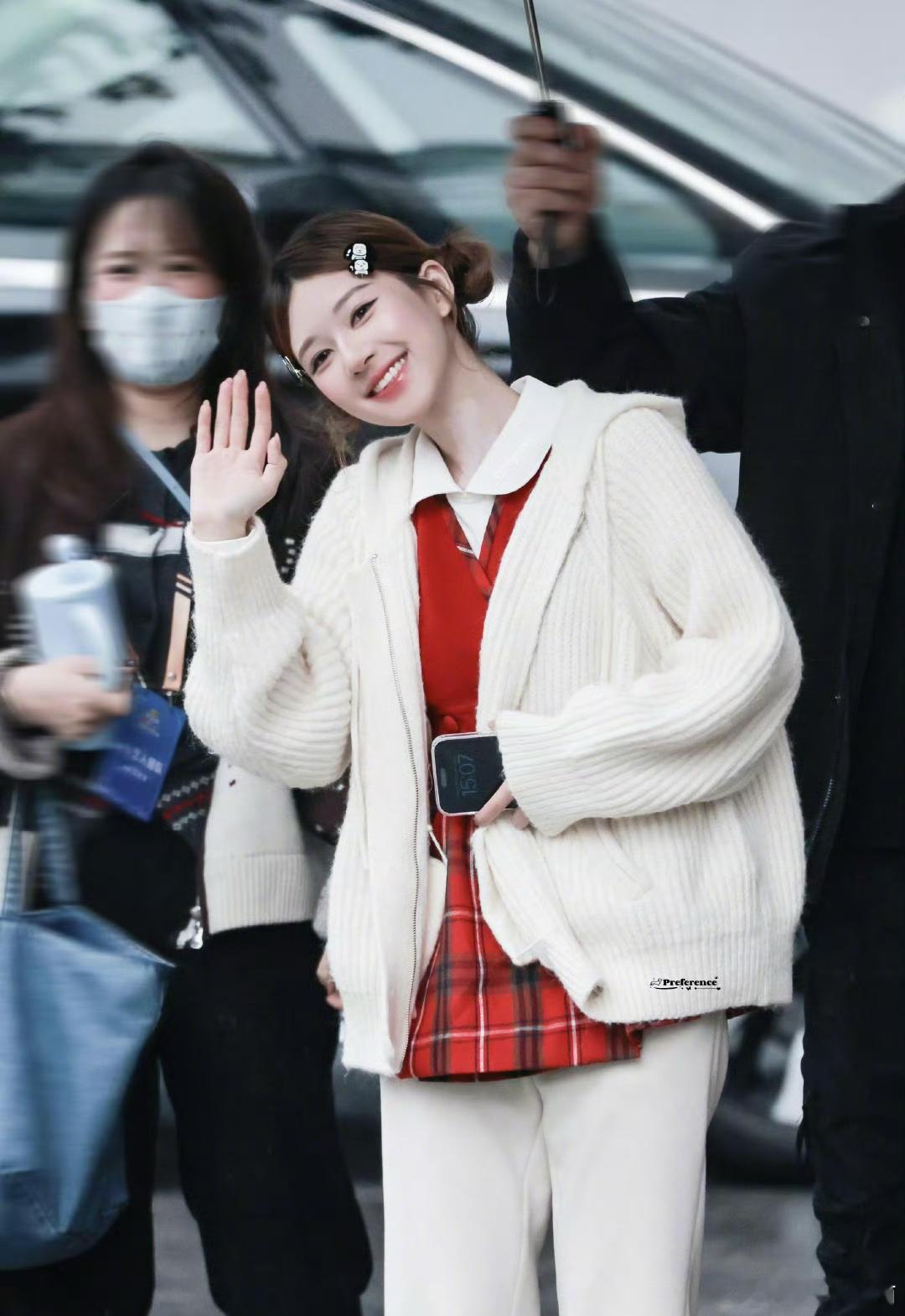 云送娃上学，等比例长大的双丸子萌露思，好可爱啊！ 