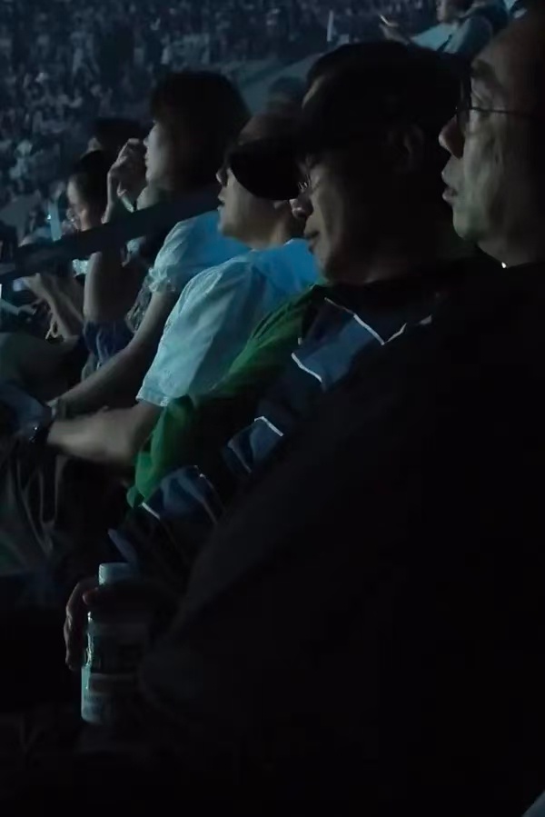 陈奕迅看单依纯演唱会睡着了陈奕迅看单依纯演唱会疑似睡着了 陈奕迅看单依纯演唱会疑