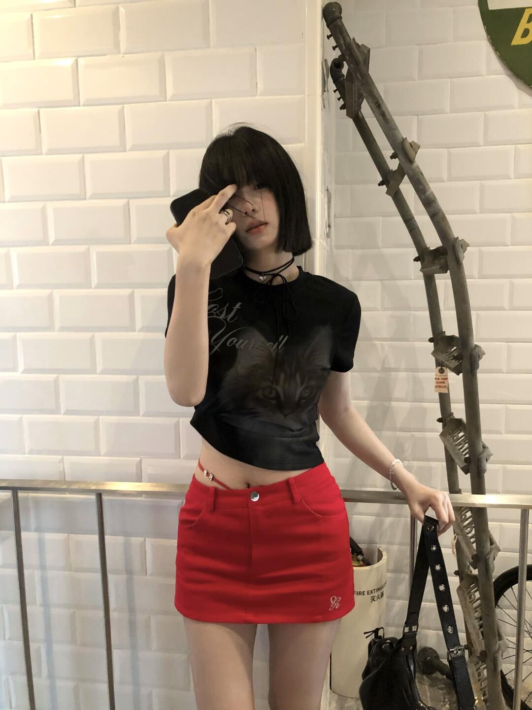 她什么都不在乎 所以她很酷且自由