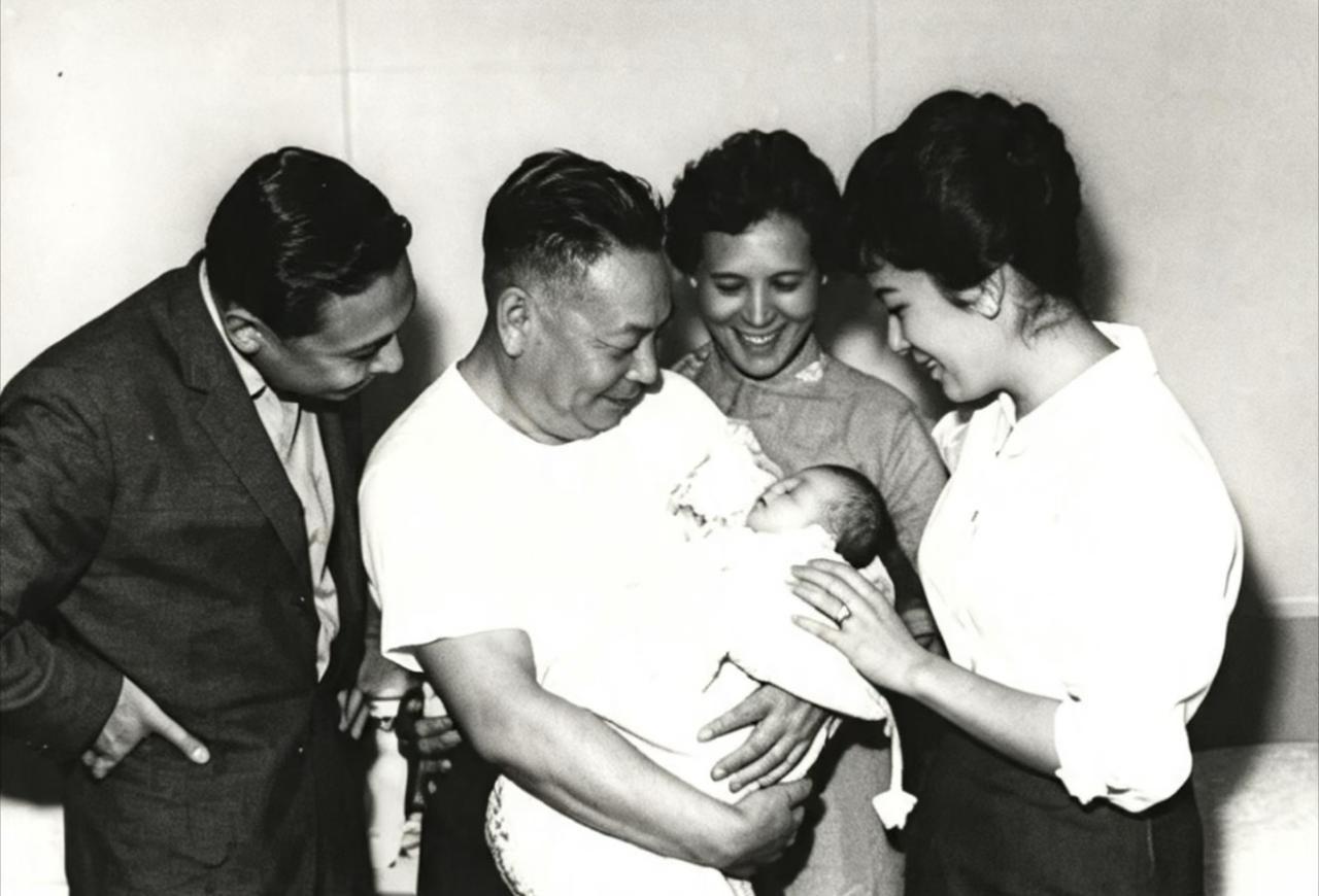 很少有人见过卸下政坛严肃姿态的蒋经国，这张1961年拍摄于美国旧金山的照片，便是