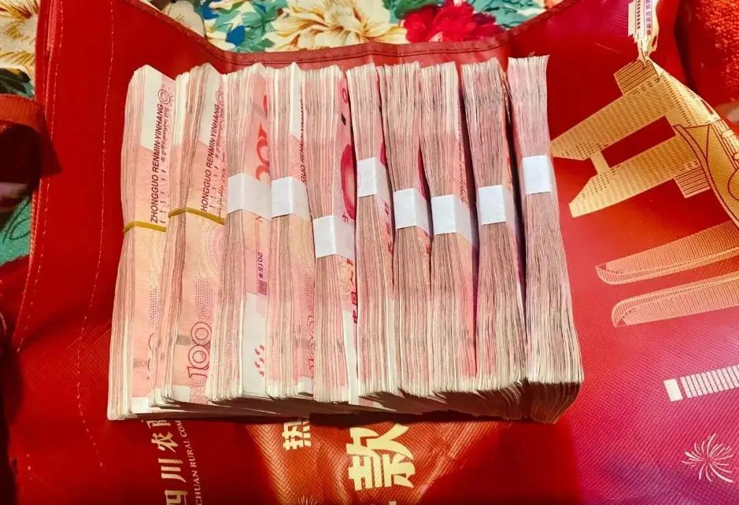 山东淄博，一小伙借钱凑了10万元彩礼结婚，可婚后却发现妻子还与她前男友联系，气得