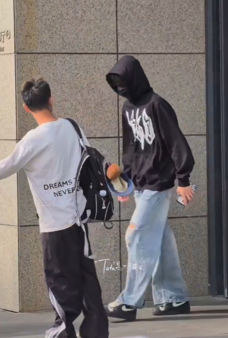 张桂源破洞牛仔裤张桂源连帽卫衣牛仔裤拽感男高 张桂源破洞牛仔裤，张桂源连帽卫衣牛