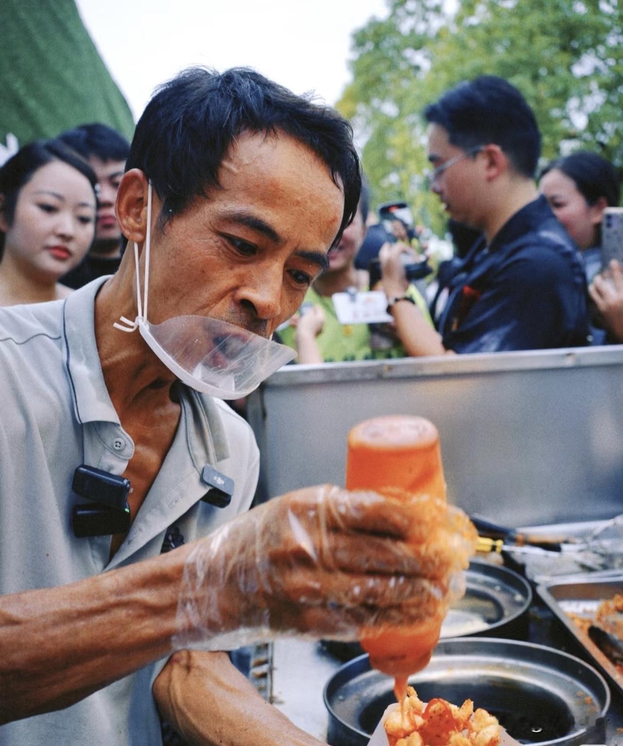 鸡排哥与炒饼哥为什么会火？政府和抖音共同用力的结果。

鸡排哥和炒饼哥都是普通人