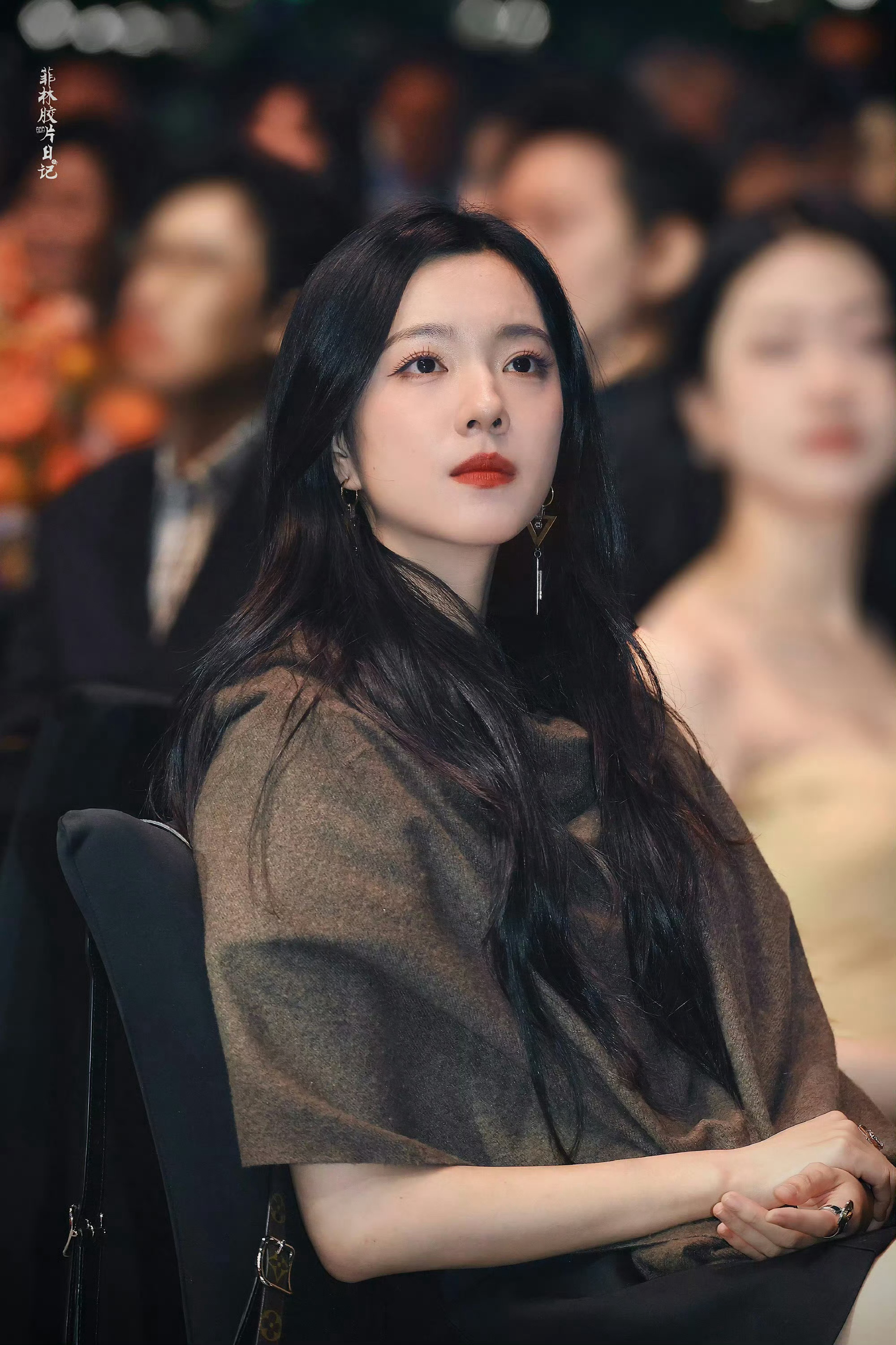 向涵之庄达菲坐一起 向涵之庄达菲坐一起啦[憧憬]庄达菲今天好美 