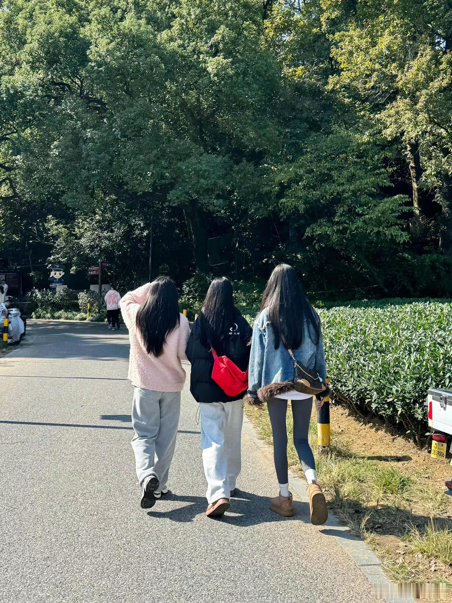 这一对比，鲨鱼裤是显腿好看呀！ 