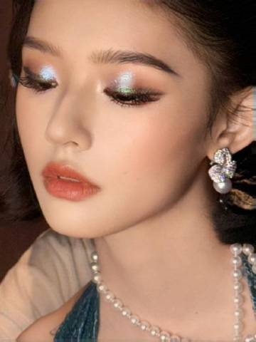 林允孔雀蓝眼妆  林允这孔雀蓝眼妆真的太惊艳了，blingbling的超级精致，