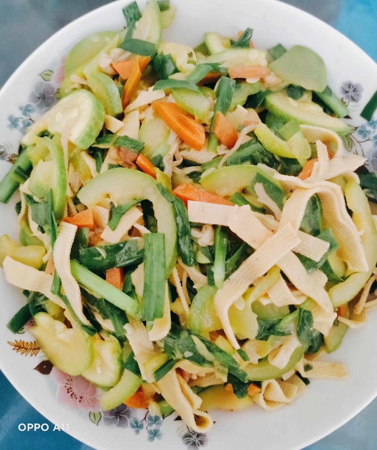 #记录今日三餐# 
#我的控糖午餐# 
人少吃饭就是什么东西放不住了，赶快吃，尤