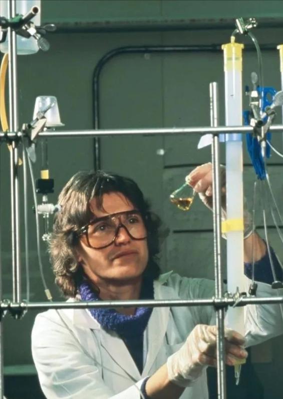 1996年，一名女科学家在试验时，不慎将两滴化学试剂滴在了橡胶手套上，她立刻摘下