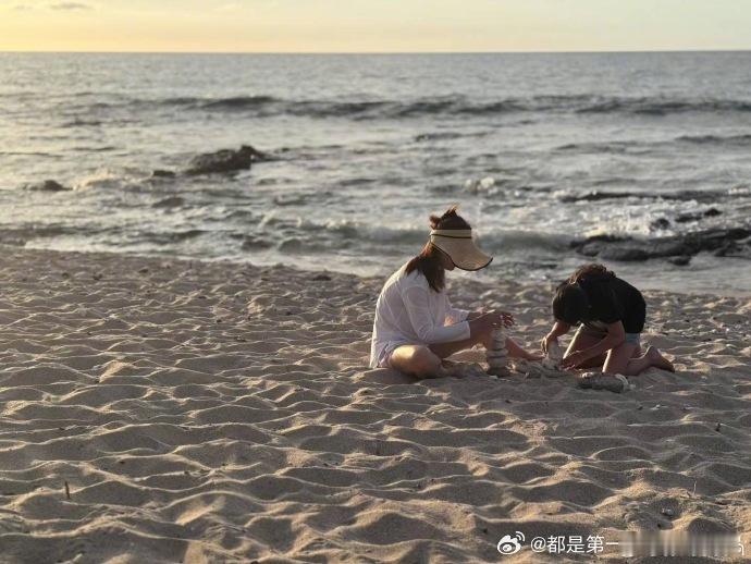 孙俪小花旅行照 小花给孙俪录海浪声 孙俪晒出和小花的旅行照，画面治愈，小花录海浪