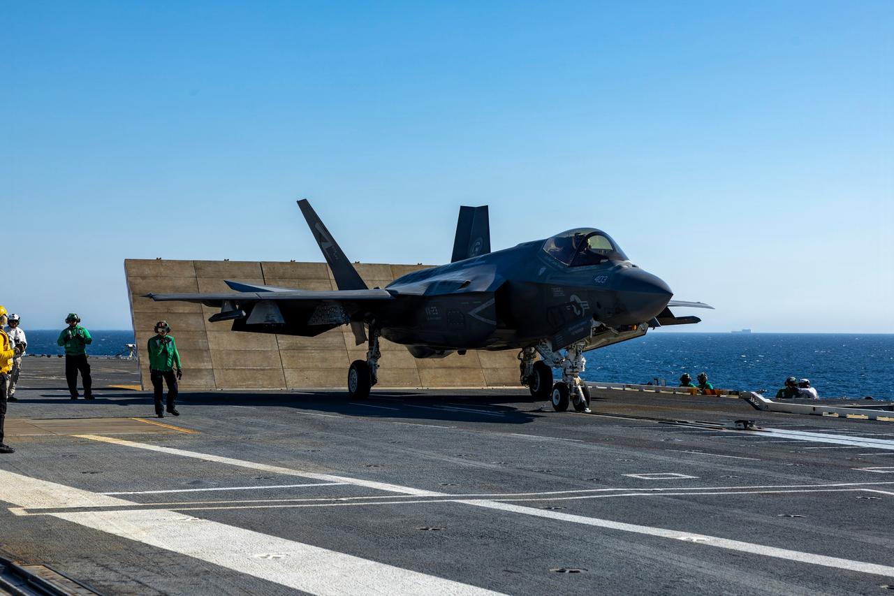 10月14日，F-35C首次在福特级“肯尼迪”号、和福特号上实现了弹射起飞及回收