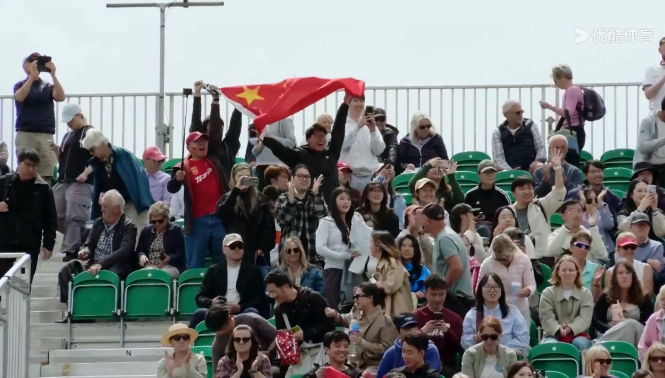 不容易啊，还是咱诺村的中国观众给力郑钦文草地赛季首胜郑钦文终结3连败