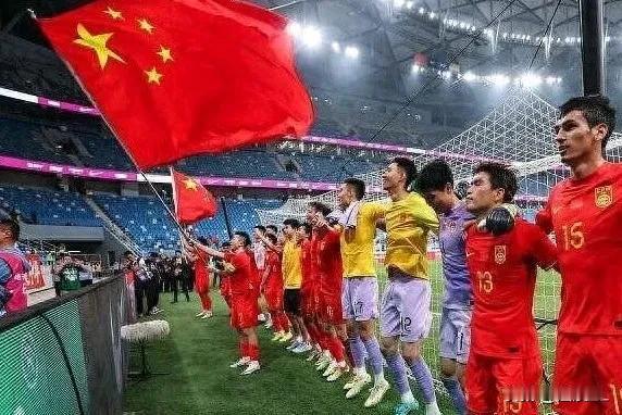 球迷先别喷，成耀东想带着你们去巴黎，这份执着精神值得点赞，梦想还是要有的，万一实