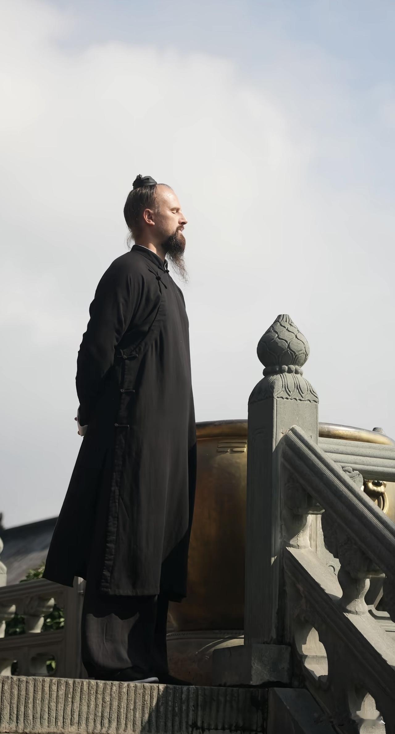 新思维：实事求糊涂，易穷途末路

现在职场上，确实存在一些人不“实事求是”，而是