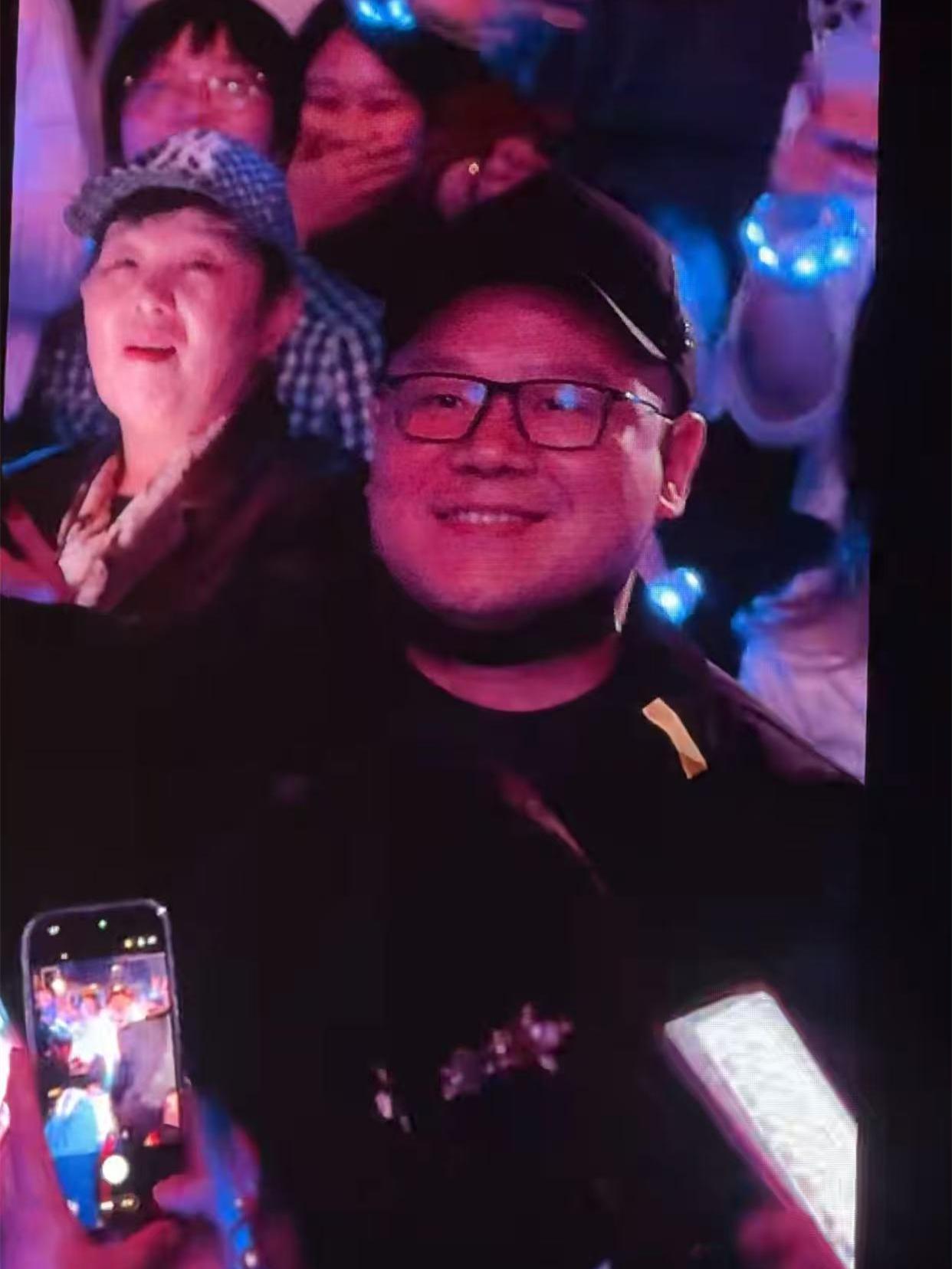 岳云鹏带着师弟张九泰、郭霄汉以及徒弟刘筱亭去看张信哲演唱会。现场，张信哲点名岳云