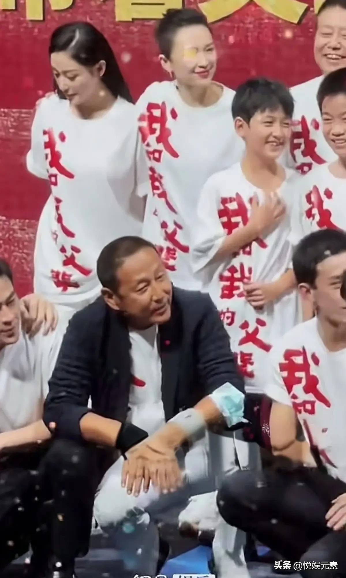 发现一个有意思的事，
只要是陈道明老师出现的场合，
不管身边站的是谁，不管有多大