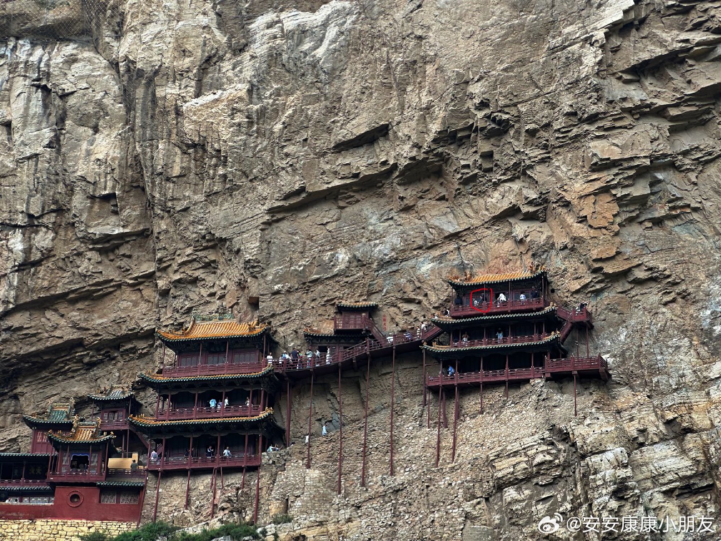 本来说他们都没抢到悬空寺登临票，我和安安也别上去了，但是又觉得好不容易抢到两张票