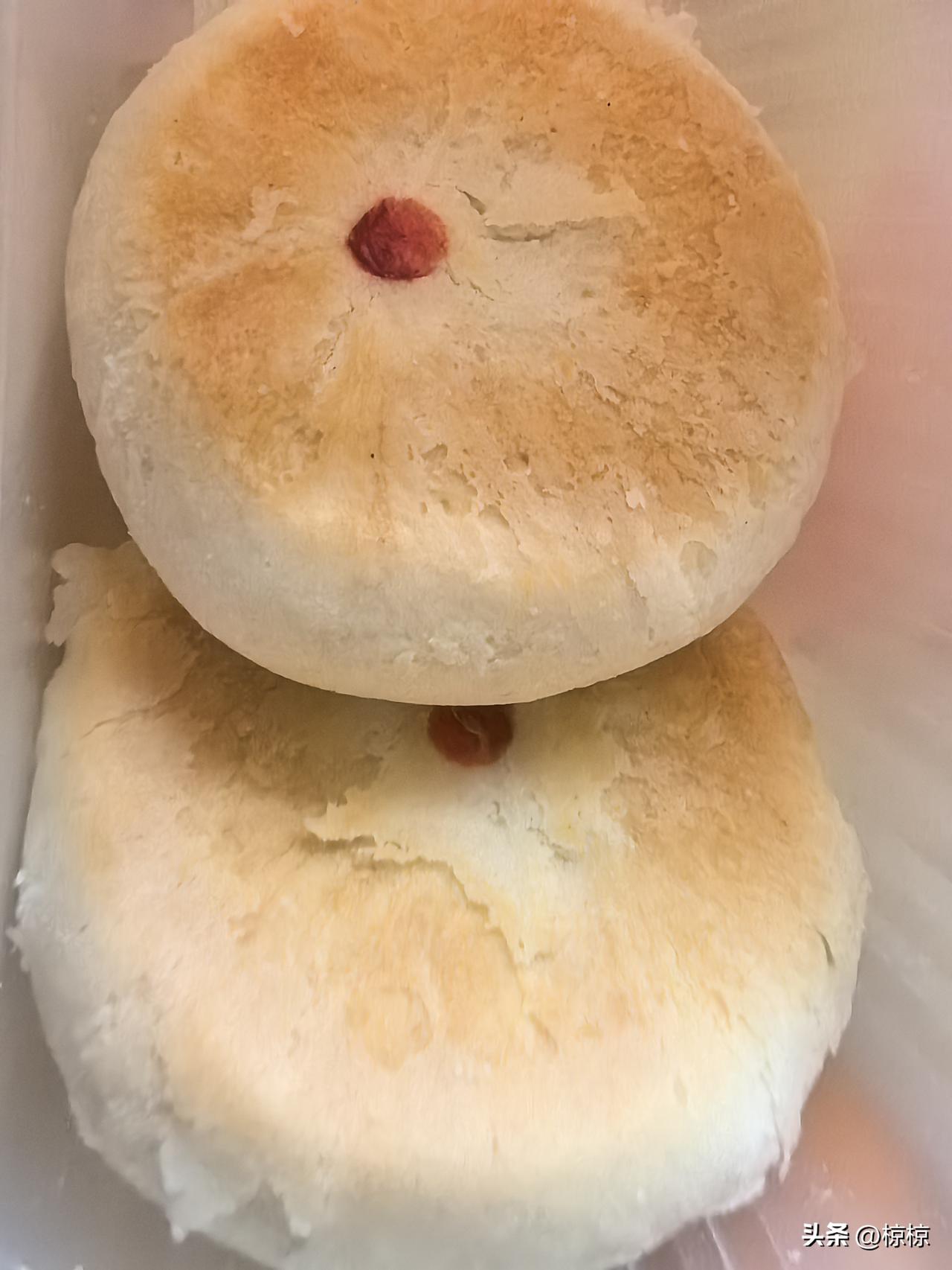 目前为止最爱的绿豆饼，酥松外衣加绵密豆沙，层次分明口感丰富。饼上有一颗红点点的是