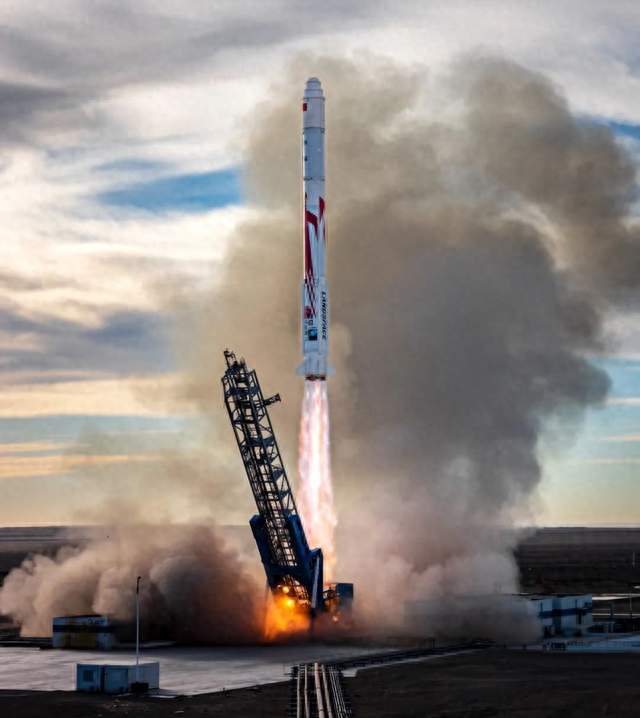 朱雀二号一箭十星发射成功，民营航天这一次是真的把火箭当快递发