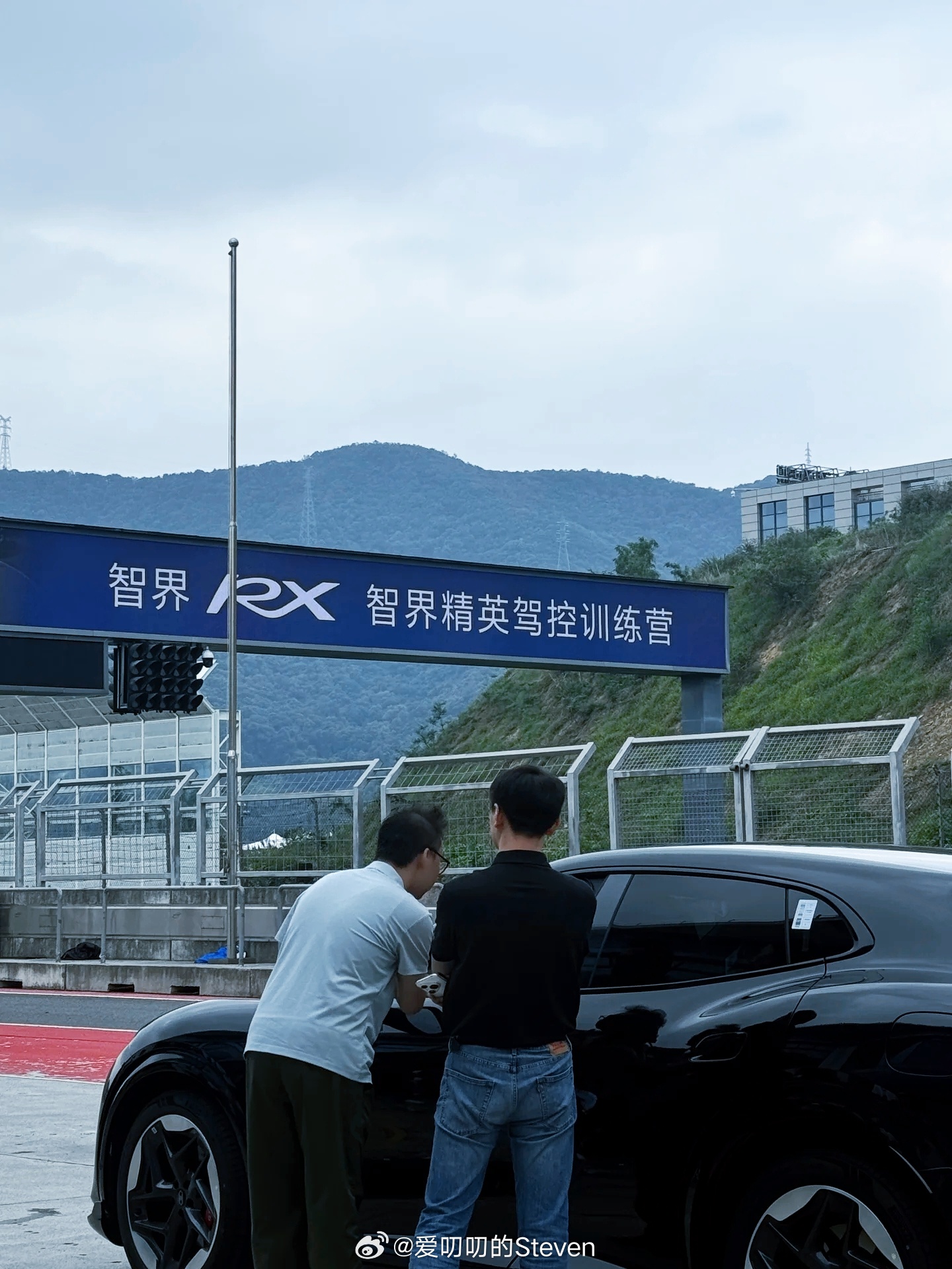 这个周末全国各地的智界RX准车主都收到了当地赛道试驾邀请，我也收到了上海赛道试驾