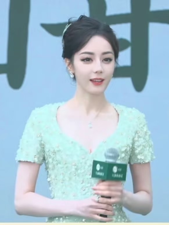 娱乐[超话]迪丽热巴绿色闪钻蓬蓬裙迪丽热巴淡绿色公主裙好美的公主[爱你] ​​​