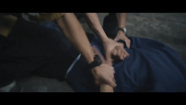 交锋假牙藏情报 这段剧情真的绝了！从假牙里抠出情报的那一刻，我鸡皮疙瘩都起来了。
