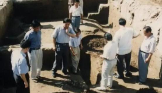 1972年，内蒙古挖到了一个清朝的老墓，棺材打开一瞬间，所有人愣在原地，只见，这