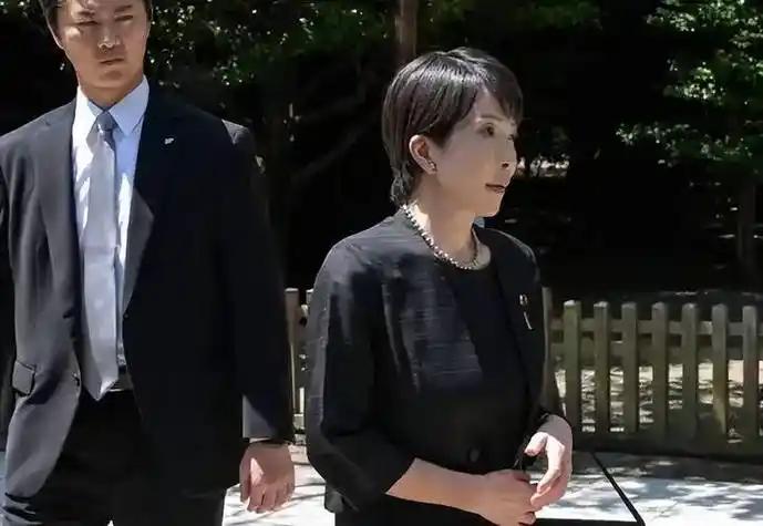 日本右翼能走多远？地图打开就明白了：它头顶是两座大山

近来，国际新闻里常能看到