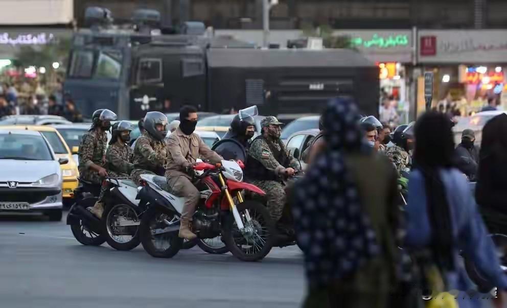 局势反转，特朗普再发战争威胁，伊朗内鬼却等不及了，逃离德黑兰