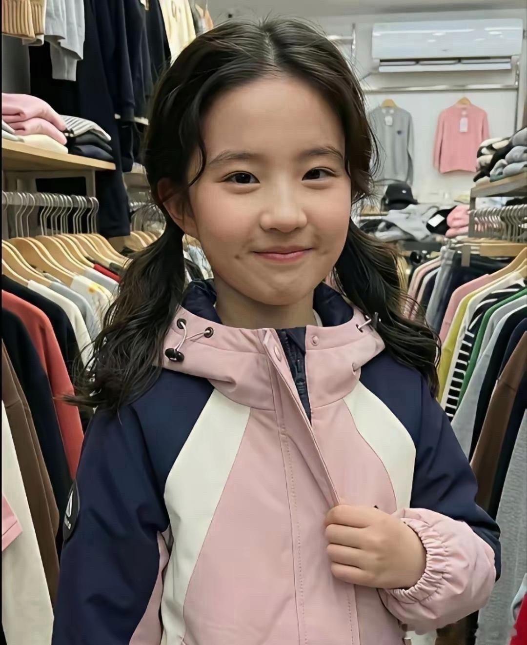 这小姑娘火啦，模样跟刘亦菲超像，要是按这比例长下去，以后肯定有出息！ 