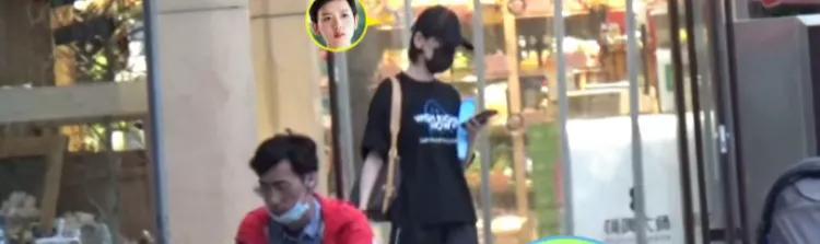 李晓峰做完美容后，穿着一件黑色T恤和黑色短裤，展现出她修长美腿的优美身材，从SP