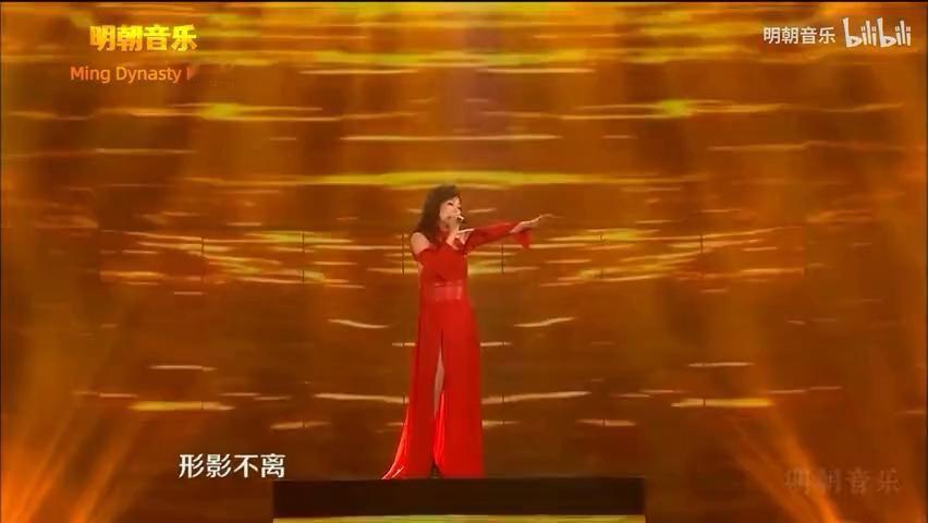 李宗盛不敢信！56岁林忆莲翻唱《蓝莲花》燃炸了，开嗓悲从中来！