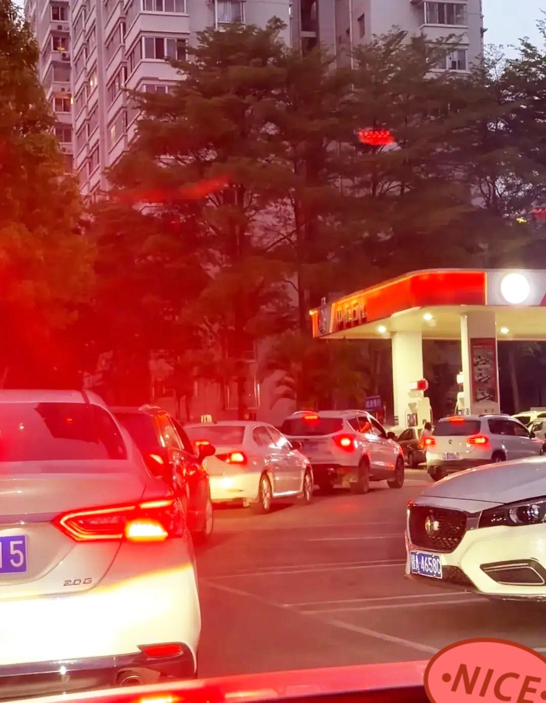 4月12日晚
加油站又排起长队，
不是因为油价跌了，而是因为这种
情况天天都有，