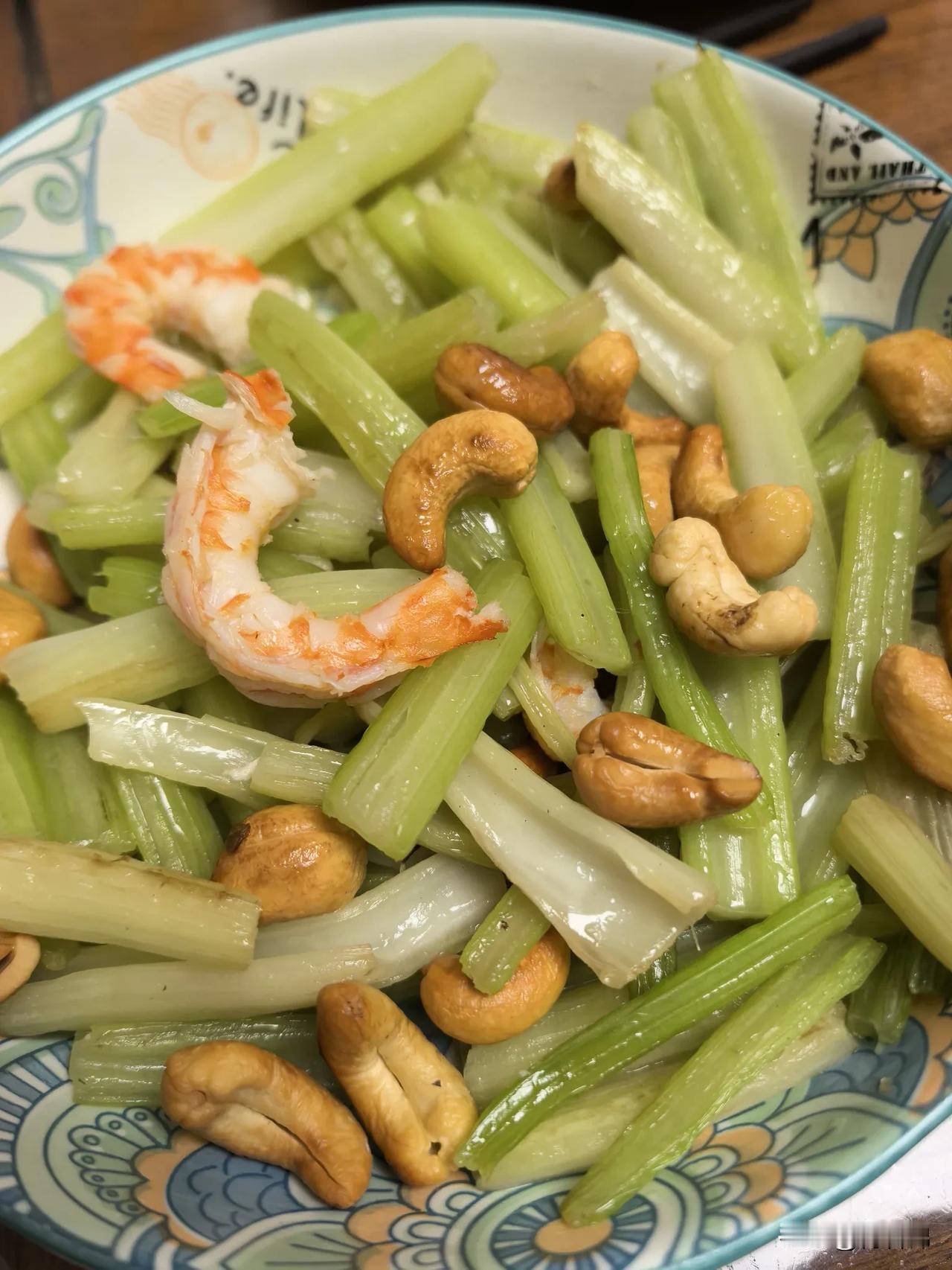 天热清淡饮食。芹菜腰果虾仁，冬瓜汤，杏仁拌黄瓜。冬瓜汤泡米饭，糖人应该多吃菜少吃