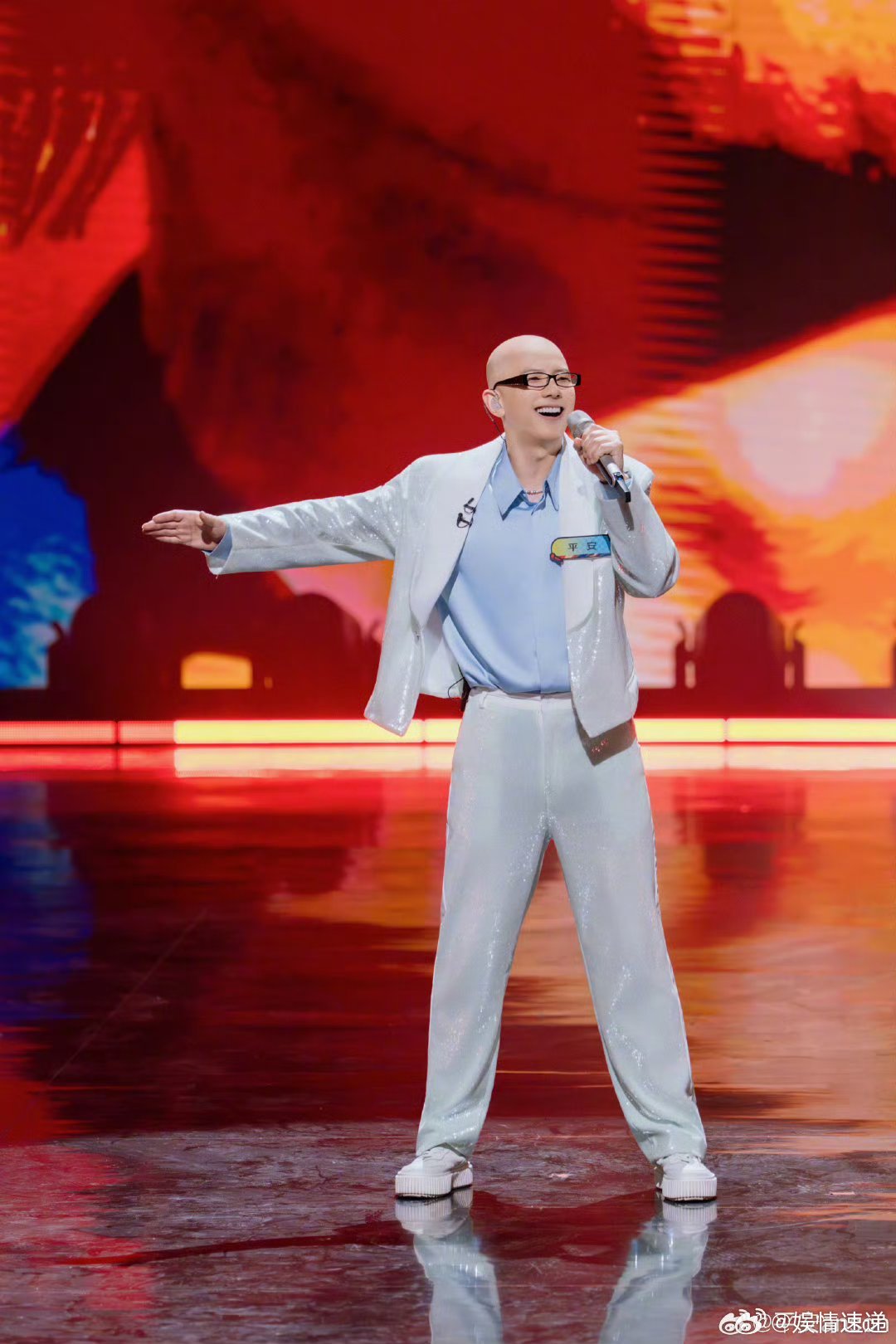 5登春晚歌手在台上扭秧歌魔力歌先生 大老师都想唱祝你平安了，平安这几年到底去哪进