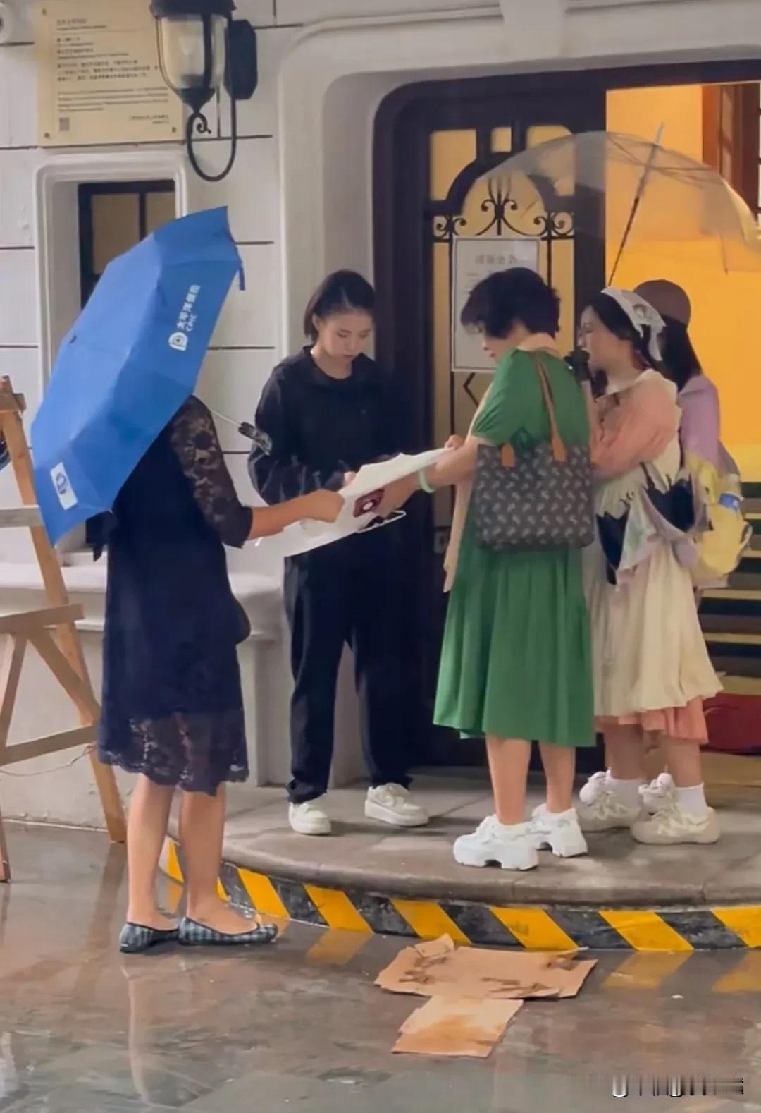 上海街头，一个戴着鸭舌帽、口罩遮住大半张脸的女孩正在直播。她不是什么流量明星，只