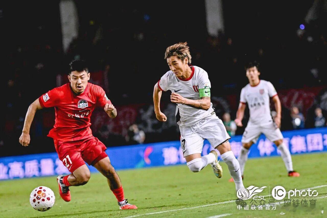 成都蓉城 不用猜也知道成都想主场夺冠啦，这样卖票都好卖一些，下一场一定火爆！阿铁
