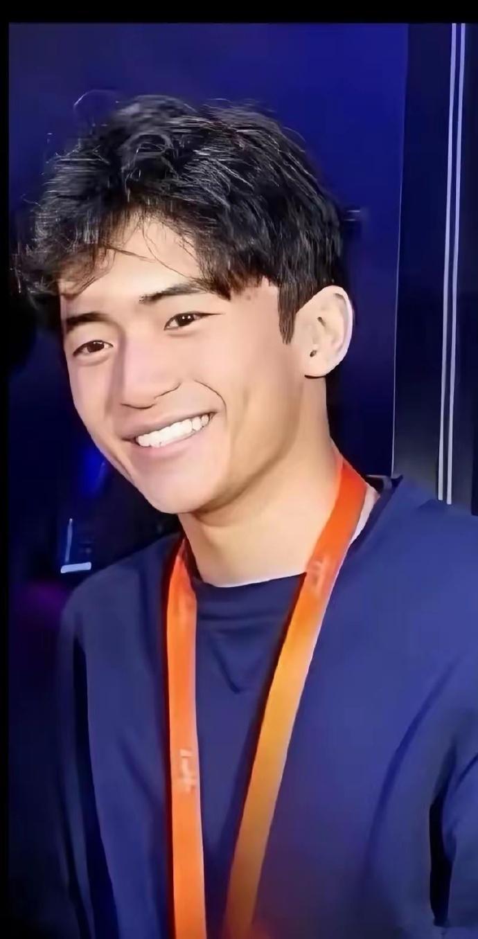 原来谢霆锋大儿子像他舅舅，嘴巴眼睛眉毛脸型都很像 