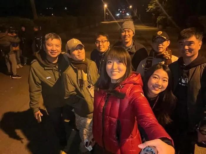 台湾TVBS主播深夜蹲守M1A2T坦克抵台，激动地称见证历史。 真可怜，像是一副