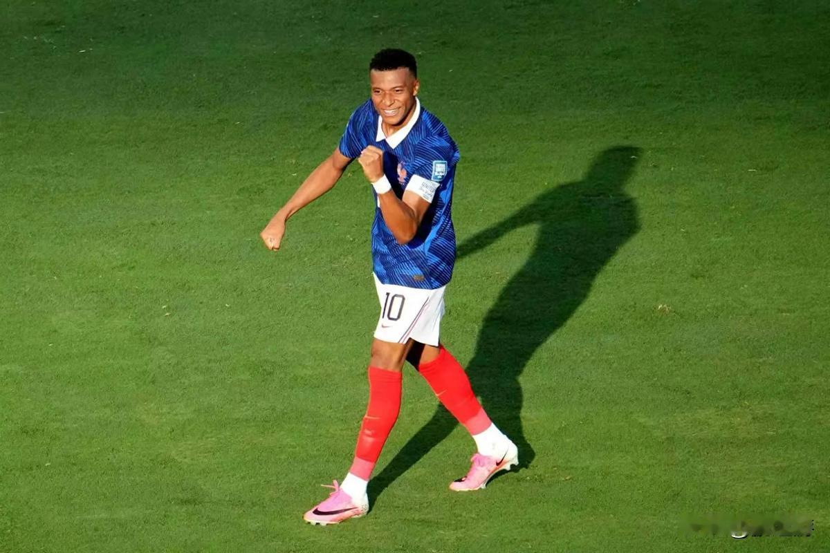 疯狂的3-0！世界杯巨星狂欢，姆巴佩6球追平梅西，死亡之组全死了

7 月 1 