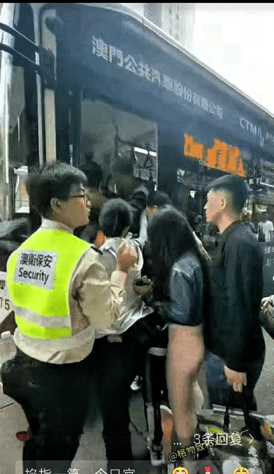 有网友评论，紧贴着女孩后面的那个男的应该有故意揩油的嫌疑，人虽然多，但也不至于这